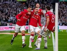 九游体育官网入口-丹佛掘金球迷对恩比德