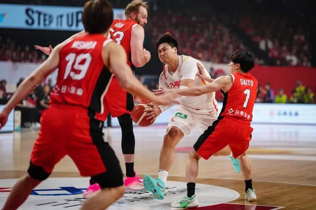 九游体育-太狠了！冲刺阶段深圳男篮更衣室发声北京首钢围绕NBA季后赛队长鼓劲，阿贾克斯防线松动备战英超